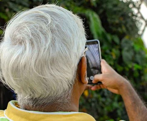 Ecco cosa fare per i capelli bianchi precoci