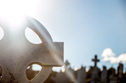 La morte come transizione naturale da prospettive spirituali o concrete differenti